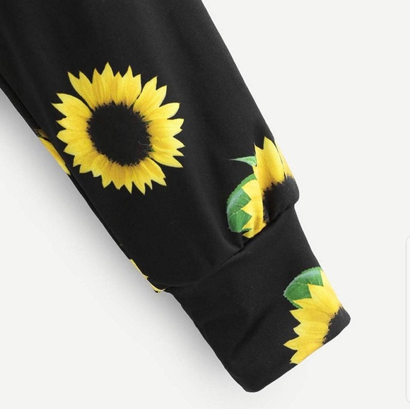 BOGO 1\2 OFF 🌝 Cropped 🌻🌻 Hoodie - Picture 4 of 5